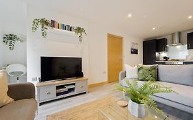 Large, Newly Renovated, Three Bedroom Town Centre Split Level Apartment With Free Parking, Sleeps Seven - Walking Distance To Beach