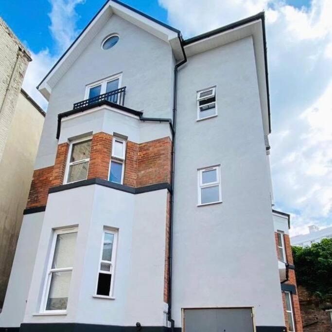 Seaside Town Centre Triplex: Spacious Retreat with Parking Bournemouth Exterior photo