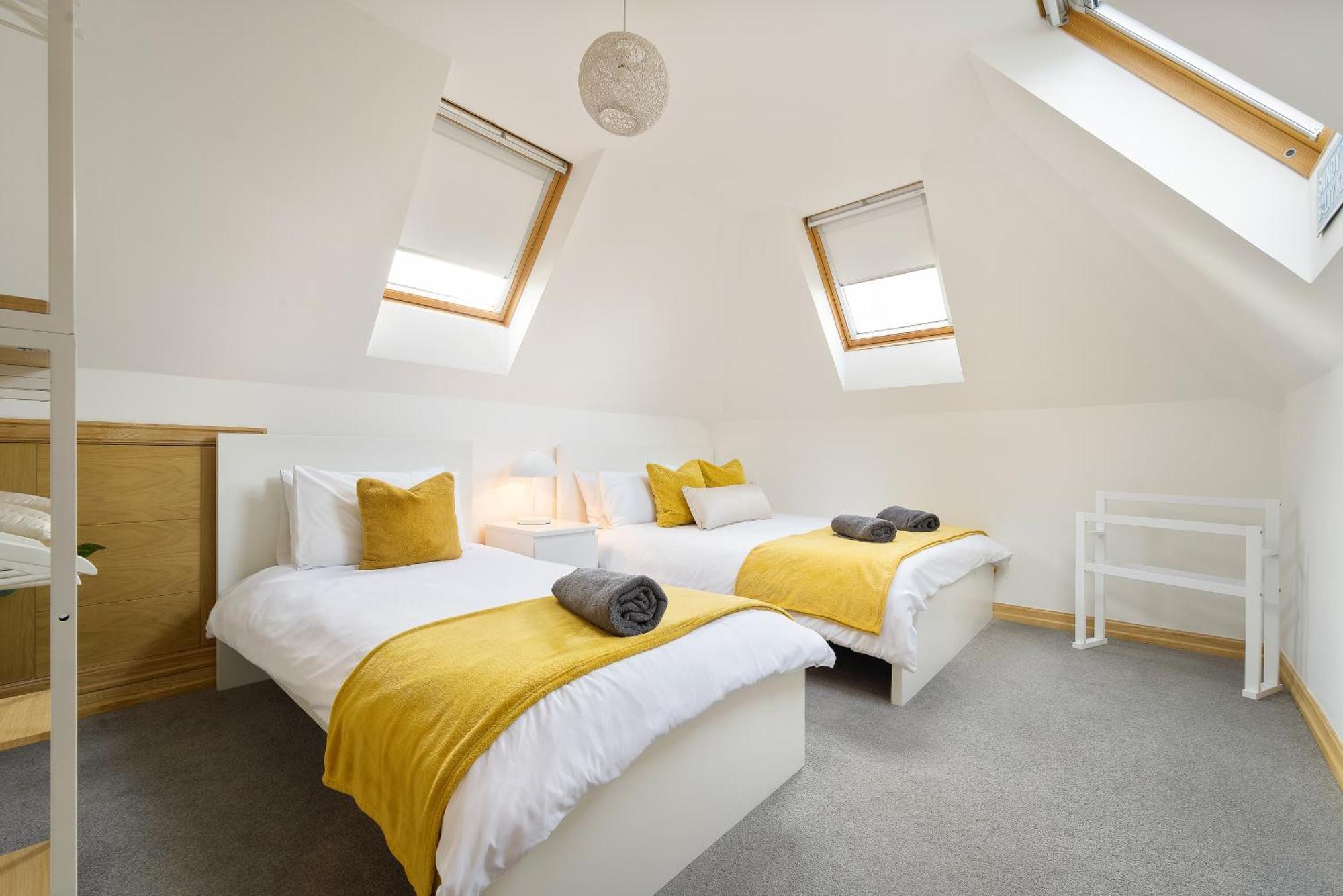 Seaside Town Centre Triplex: Spacious Retreat with Parking Bournemouth Exterior photo