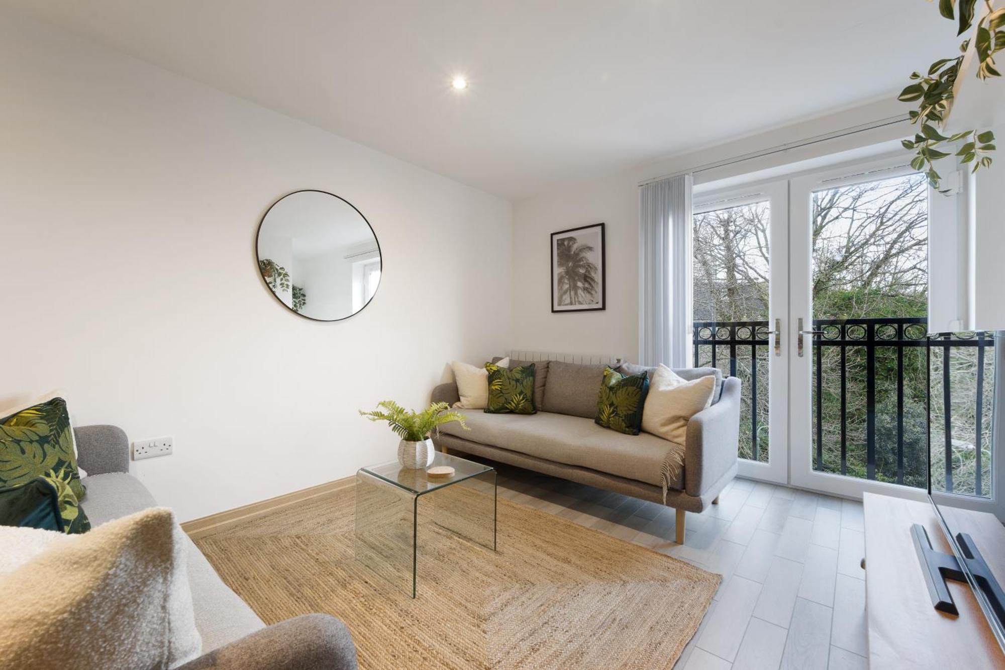 Seaside Town Centre Triplex: Spacious Retreat with Parking Bournemouth Exterior photo