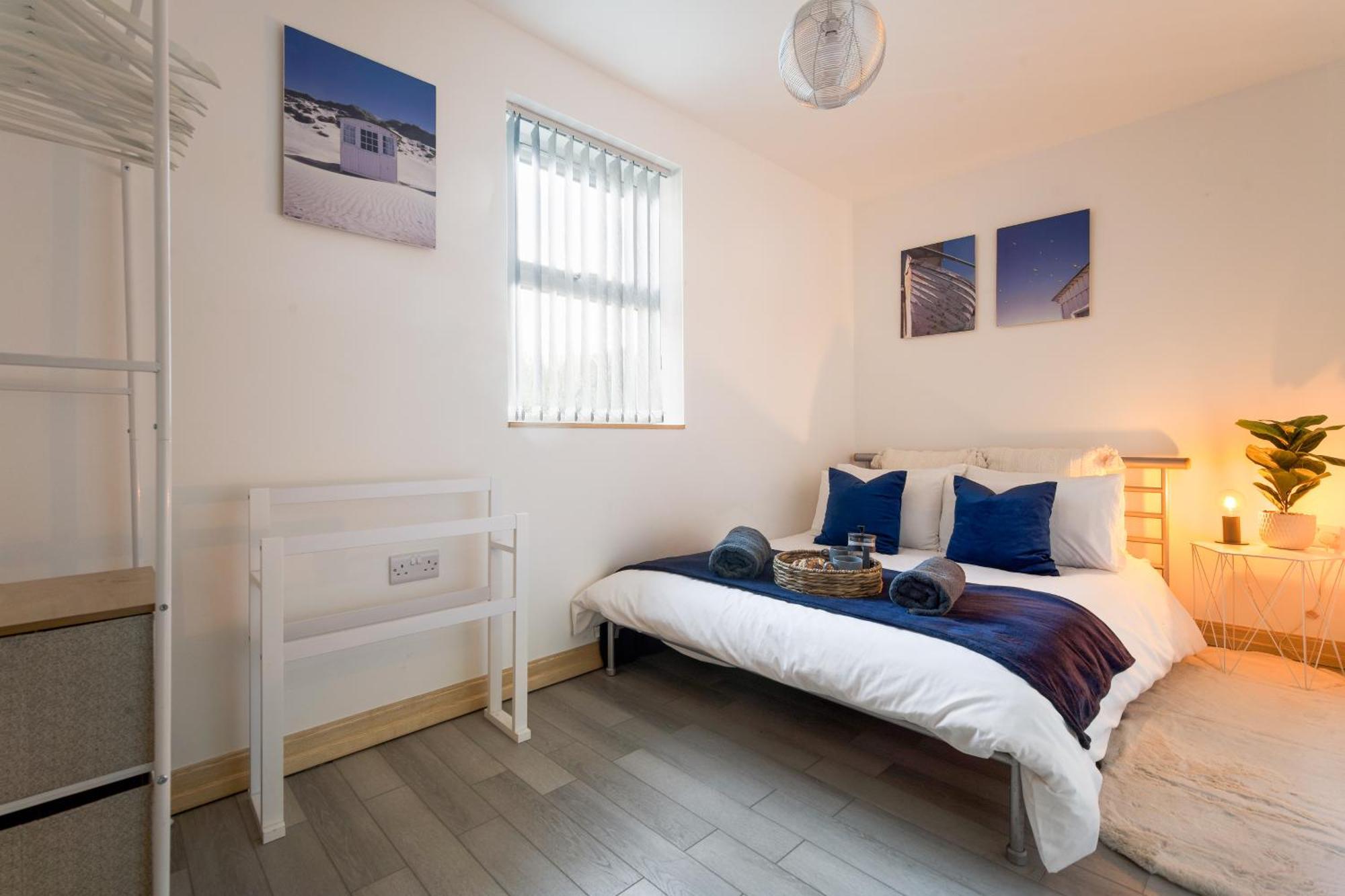 Seaside Town Centre Triplex: Spacious Retreat with Parking Bournemouth Exterior photo
