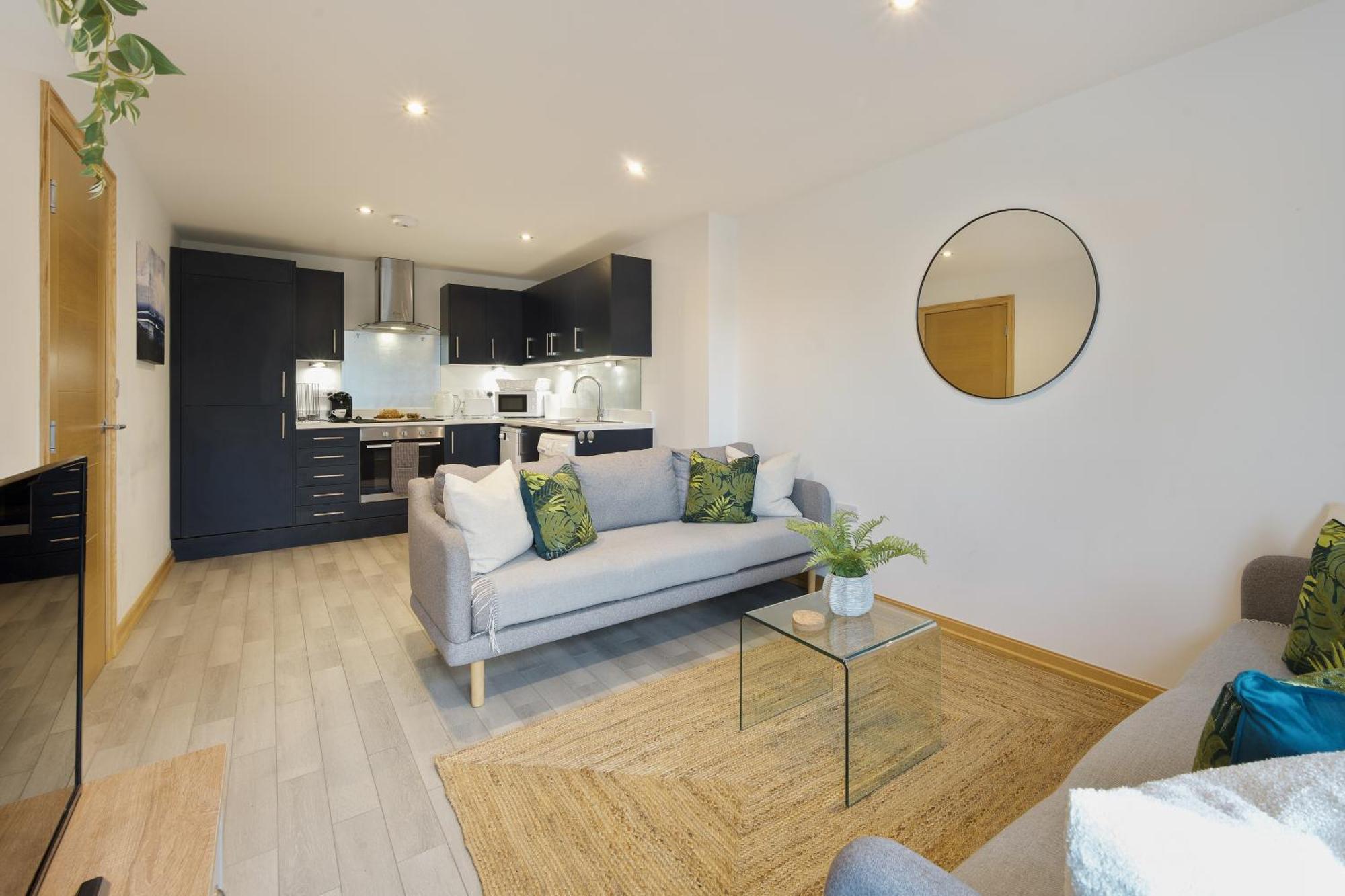 Seaside Town Centre Triplex: Spacious Retreat with Parking Bournemouth Exterior photo