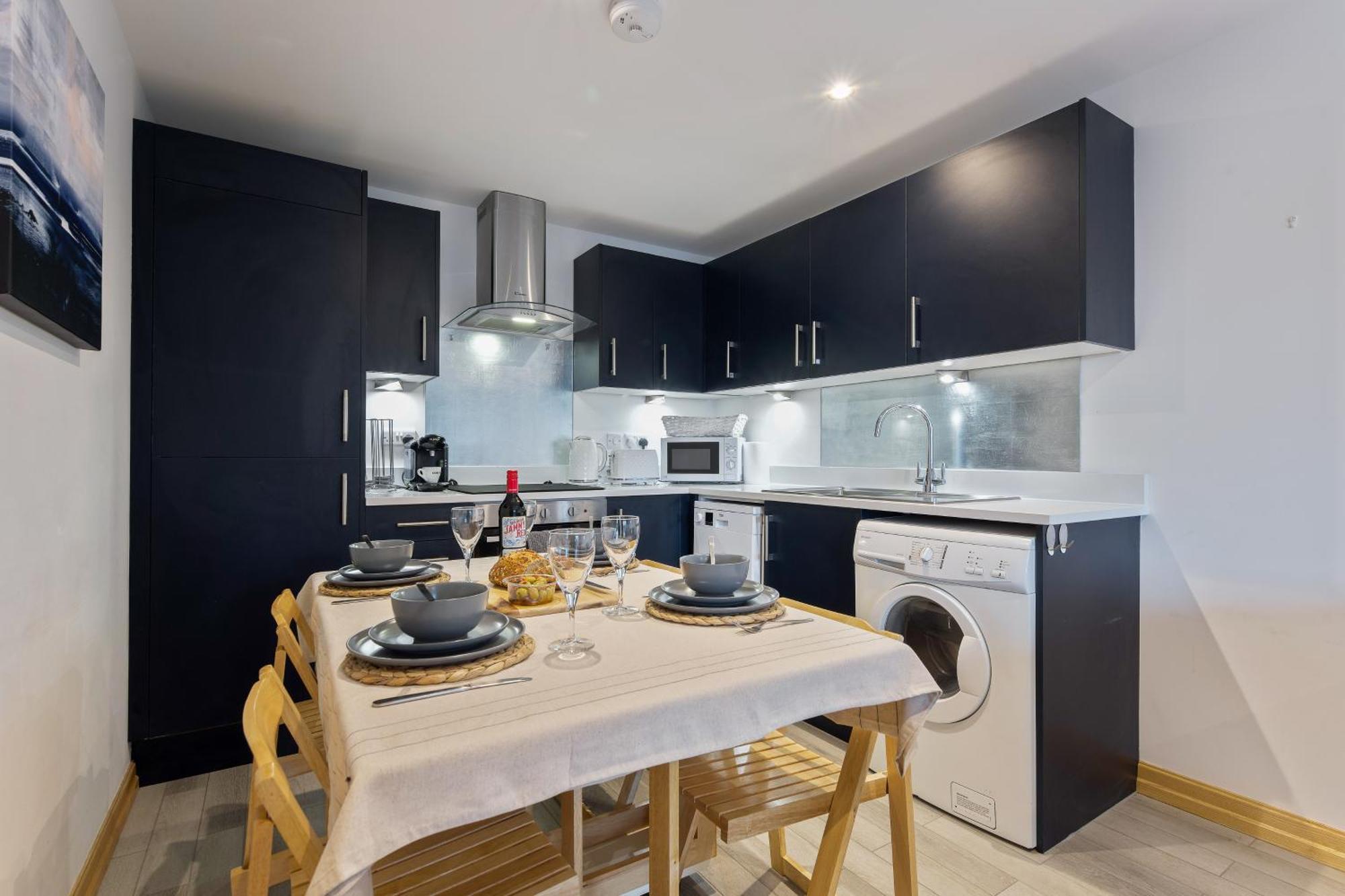 Seaside Town Centre Triplex: Spacious Retreat with Parking Bournemouth Exterior photo