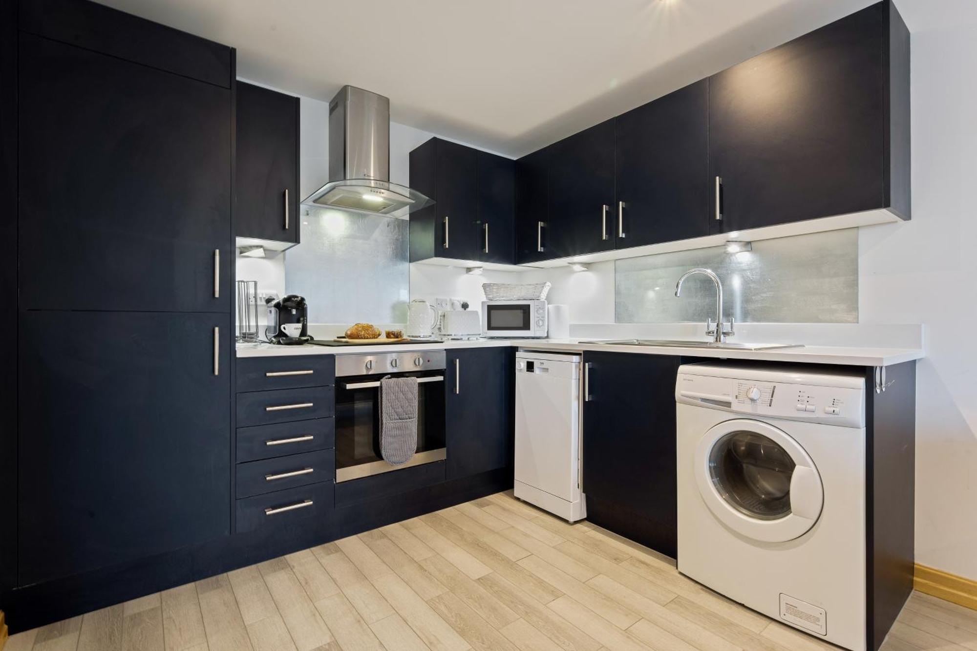 Seaside Town Centre Triplex: Spacious Retreat with Parking Bournemouth Exterior photo