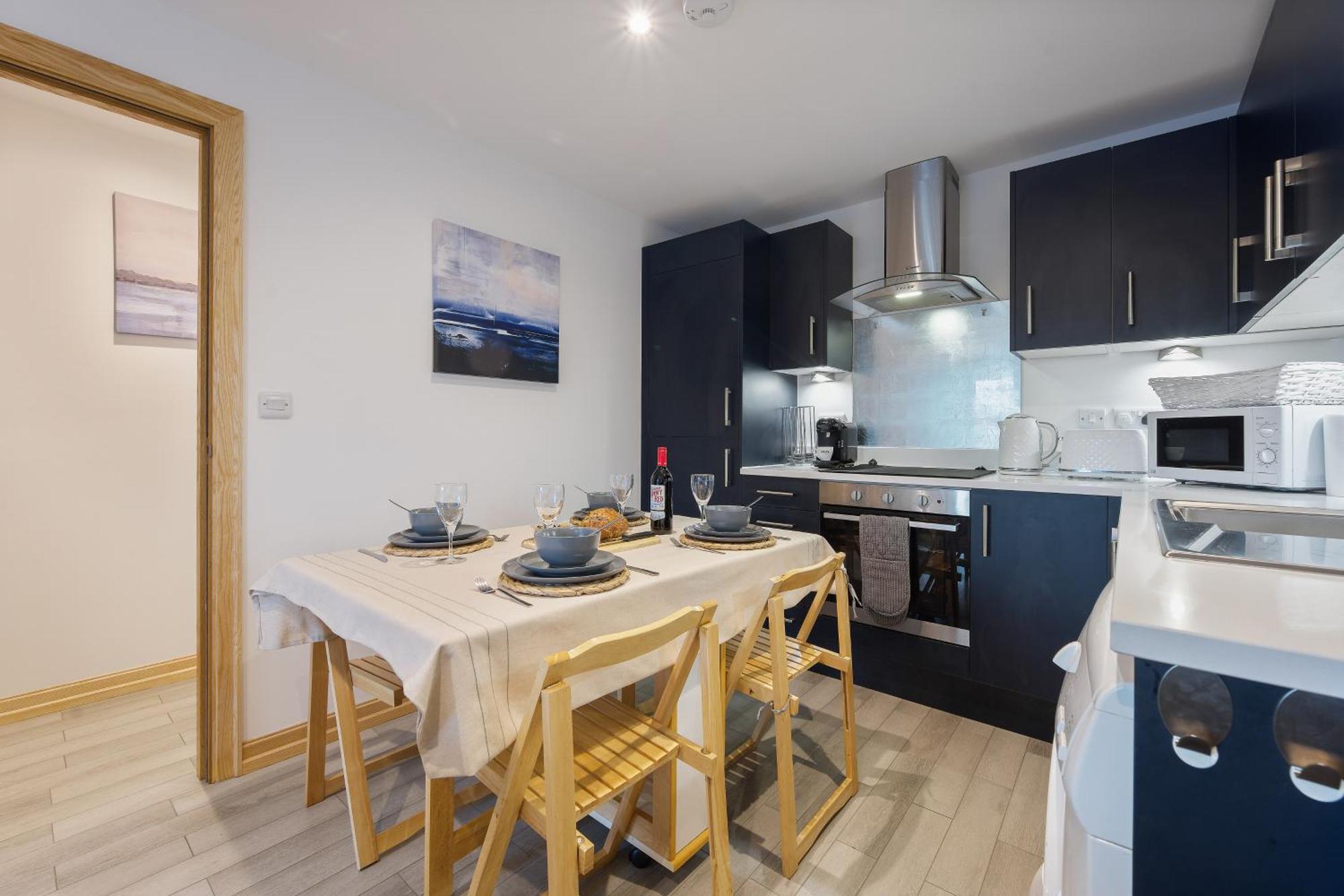 Seaside Town Centre Triplex: Spacious Retreat with Parking Bournemouth Exterior photo