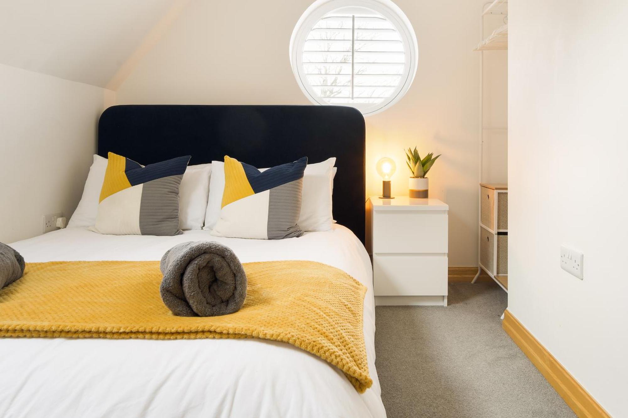 Seaside Town Centre Triplex: Spacious Retreat with Parking Bournemouth Exterior photo