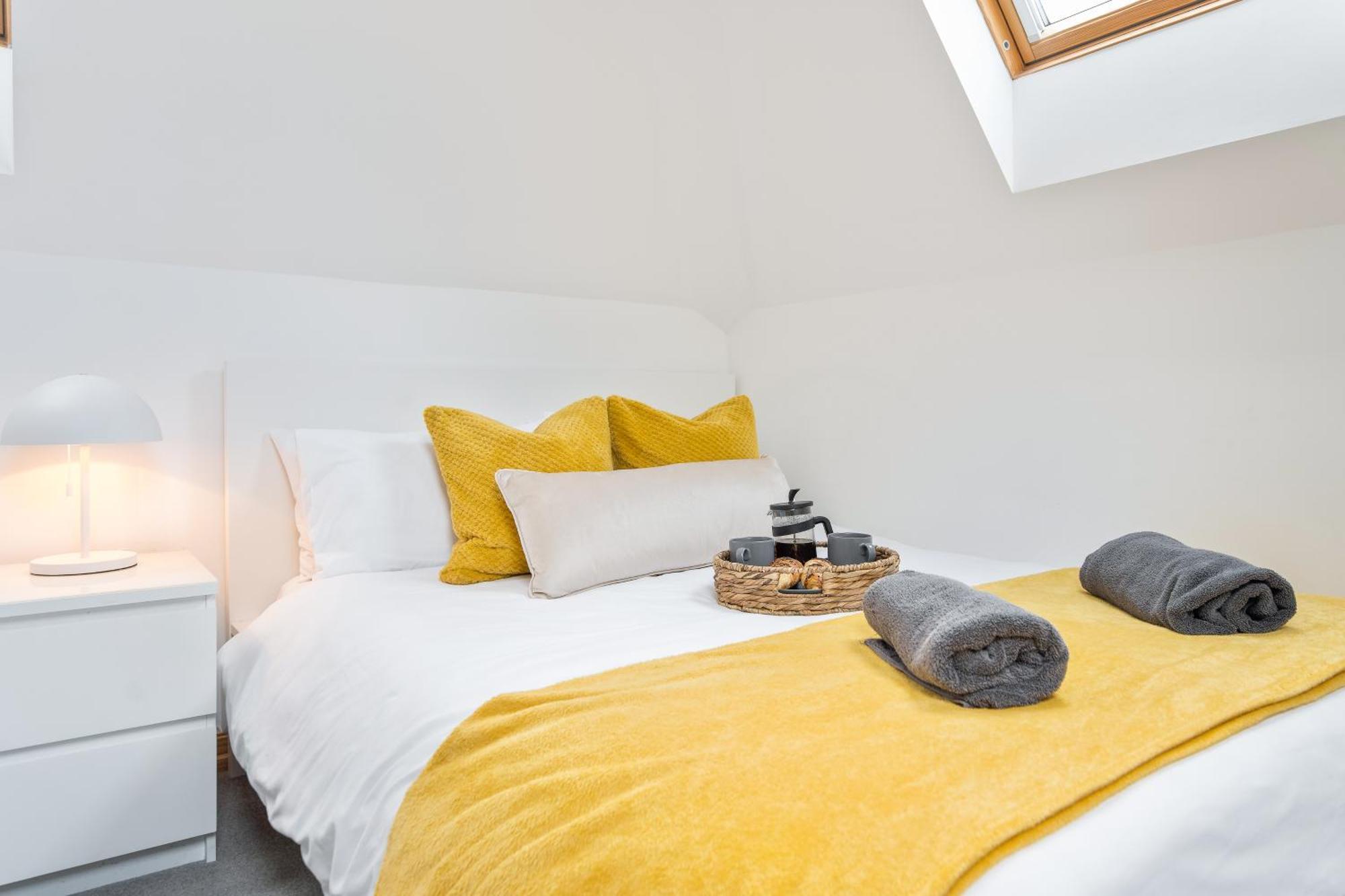 Seaside Town Centre Triplex: Spacious Retreat with Parking Bournemouth Exterior photo